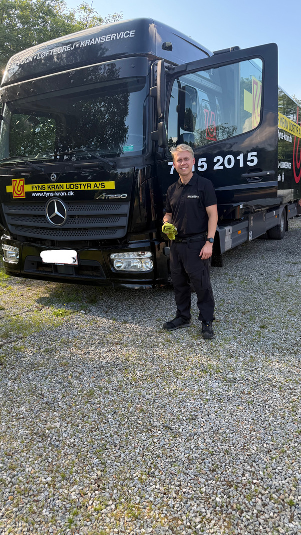 Andersen Car Care udfører professionel bilpleje af lastbil hos en erhvervskunde.