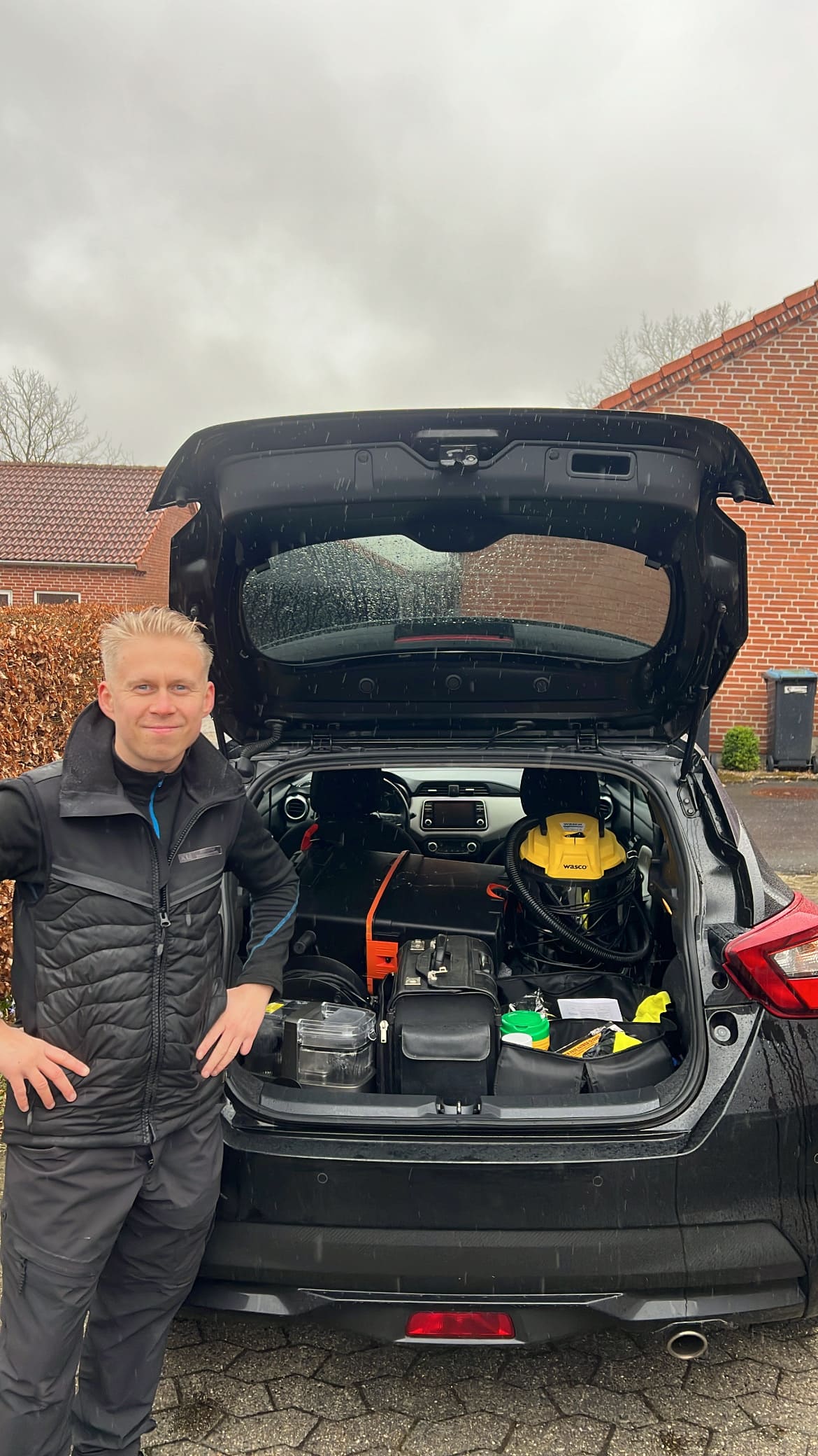 Mads fra Andersen Car Care med sit mobile udstyr klar til professionel bilpleje hos en kunde i Silkeborg.